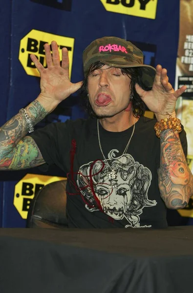 Tommy Lee Dentro Para Tommyland Ride Signing Best Buy Store — Fotografia de Stock