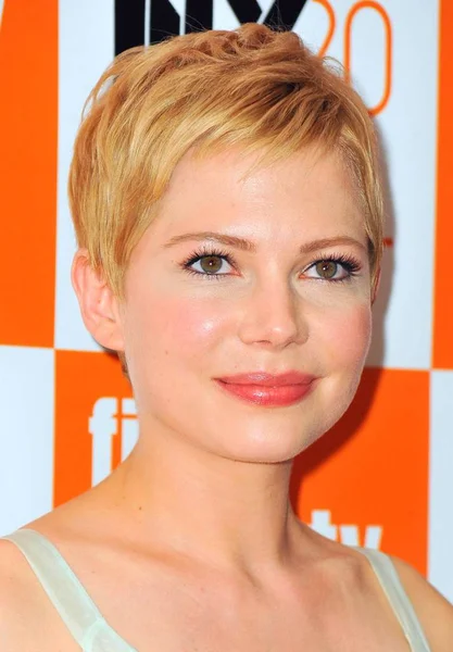 Michelle Williams 49 New York Film Festivali'nde Marilyn Gala Premiere Gösterimi ile My Week için gelenler, Lincoln Center'da Alice Tully Hall, New York, Ny Ekim 9, 2011. Fotoğraf: Gregorio T. Binuya / Everett Koleksiyonu