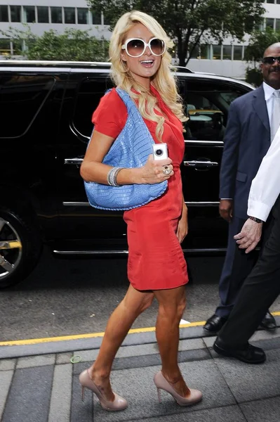 Paris Hilton, Waldorf Astoria Hotel dışarı girer ve hakkında Ünlü Candids için - Perşembe, , New York, Ny Mayıs 27, 2010. Fotoğraf: Ray Tamarra / Everett Koleksiyonu