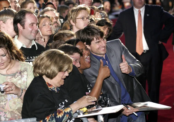 Tom Cruise Rajongók Érkezések Amerikai Premierje Világok Harca Ziegfeld Színház — Stock Fotó