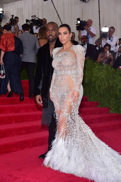 Kanye West Kim Kardashian Beérkezések Kína Looking Glass Megnyitó Met — Stock Fotó