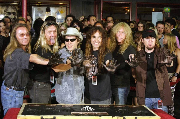 Dave Murray, Nicko McBrain, Bruce Dickinson, Steve Harris, Janick Gers ve Adrian Smith, Hollywood Rockwalk Indüksiyonu Iron Maiden, Guitar Center Hollywood, Los Angeles, CA, 19 Ağustos 2005 için indüksiyon töreninde. Fotoğraf: Michael German