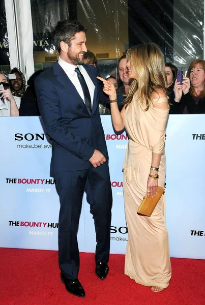 Gérard Butler Jennifer Aniston Při Příjezdu Bounty Hunter Premiere Zziegfeldovy — Stock fotografie