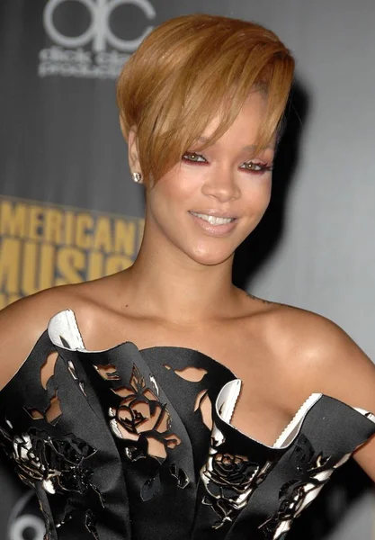 Rihanna Portant Une Robe Marchesa Aux Arrivées Pour 2009 American — Photo