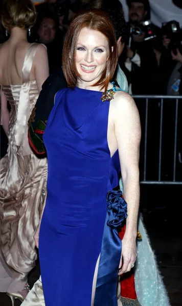 女優のジュリアン ムーアが 2004年4月26日にニューヨークで開催されたメット イヤーのコスチューム インスティテュート パーティーに到着 マシュー ペイトン エベレット コレクション — ストック写真