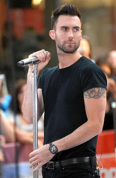 Adam Levine Maroon Színpadon Nbc Today Show Koncert Maroon Rockefeller Stock Kép