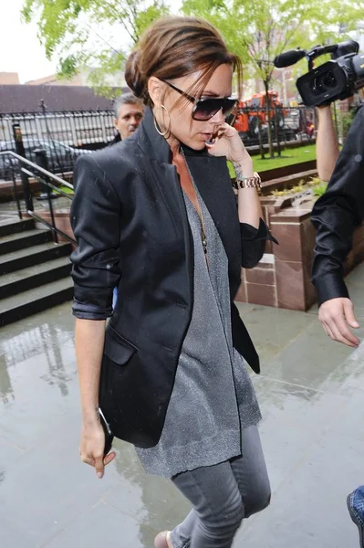 Victoria Beckham Komt Desmond Tutu Center Uit Voor Celebrity Candids Rechtenvrije Stockafbeeldingen