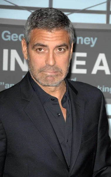 George Clooney Při Příjezdu Air Premiéry Mannova Vesnického Divadla Westwoodu Stock Snímky