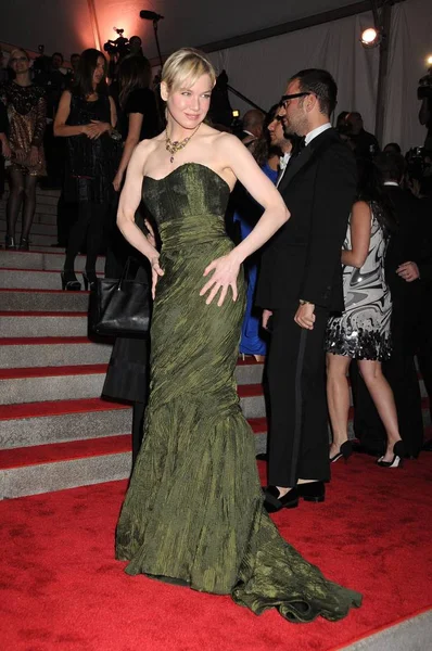 レニー ツェルウェガー カロライナ エレーラのドレスを着て ミューズとしてモデルの到着時に ファッションコスチューム研究所の利益ガラ メトロポリタン美術館 ニューヨーク ニューヨーク 2009年5月4日 ロイヤリティフリーのストック画像