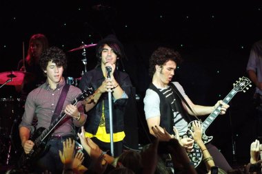 Nick Jonas, Joe Jonas, Kevin Jonas Ross yaz serisi Presents Jonas Brothers, Ross okul Merkezi Iyi being, East Hampton, NY, Ağustos 09, 2008 için katılım. Fotoğraf: Rob Rich/Everett Collection