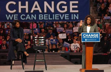 Michelle Obama, Oprah Winfrey için Barack Obama Campaign Rally için Demokrat Cumhurbaşkanlığı birincil Oprah Winfrey, Verizon Wireless Arena, Manchester, NH, Aralık 09, 2007 için katılım. Fotoğraf: Kristin Callahan/Everett Collection