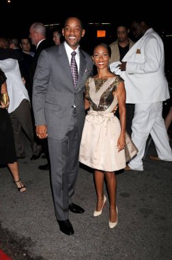 Will Smith, Jada Pinkett Smith (klasik bir elbise ve Christian Louboutin ayakkabısı giyiyor), 15 Eylül 2008 'de Lakeview Terrace, Amc Lincoln Square Theatre, New York, Ny' de sergilenecek. Fotoğraf: Kristin Callahan / Everett Koleksiyonu
