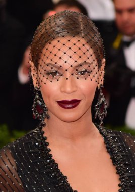 Beyonce Knowles (Philip Treacy Couture peçe ve Lorraine Schwartz küpe giyiyor) 'Charles James için gelenler: Beyond Fashion' Açılış Gecesi Metropolitan Museum of Art Yıllık Gala - Bölüm 6, Kostüm Enstitüsü, New York, Ny Mayıs 5, 201