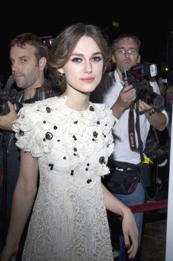 Keira Knightley (bir erdem elbise giyen) 32 yıllık Toronto Uluslararası Film, Elgin tiyatro vize gösterim odası, New York, NY, 11 Eylül 2007 yılında Silk Premiere için gelen gelen. Fotoğraf: Brent Lewin/Everett Collection