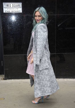 Hilary Duff (bir kamu okulu ceket giyiyor) dışarı ve hakkında Celebrity candids-Mon, Günaydın Amerika (GMA), New York, NY Mart 30, 2015. Fotoğraf: Derek Storm/Everett Collection
