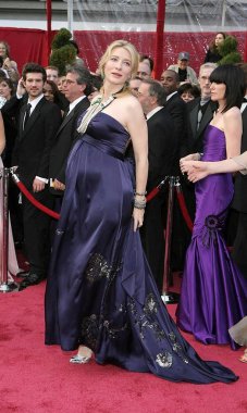 Cate Blanchett (bir Dries Van Noten elbise giyen) kırmızı halı için gelenler-80th yıllık Akademi Ödülleri Oscars töreni, Kodak Tiyatrosu, Los Angeles, CA, 24 Şubat 2008. Fotoğraf: Emilio Flores/Everett Collection