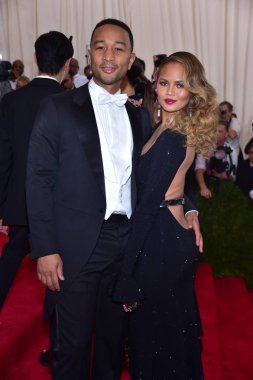 Chrissy Teigen, John Legend için gelenler 'Çin: Looking Glass aracılığıyla' Açılış Gecesi Met Gala - Bölüm 3, Metropolitan Museum of Art Kostüm Enstitüsü, New York, Ny Mayıs 4, 2015. Fotoğraf: Gregorio T. Binuya / Everett Koleksiyonu