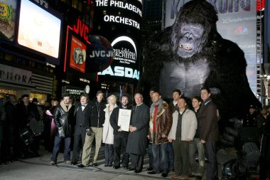 Andy Serkis, Jack Black, Adrien Brody, Naomi Watts, Peter Jackson, Belediye Başkanı Michael R. Bloomberg, Evan parke, Thomas Kretschmann, Kyle Chandler, Lobo Chan, Jamie Bell Colin Hanks kral Kong prömiyeri için gelen, Loews E-Walk ve Imparatorluğu 25 Theate