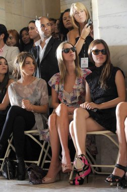 Shenae Grimes, Nicky Hilton, Jill Stuart İlkbahar / Yaz 2010 Fashion Show, Bryant Park, New York, Ny 14 Eylül 2009 için katılım Rachel Bilson. Fotoğraf: Kristin Callahan / Everett Koleksiyonu