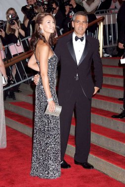 Sarah Larson (vintage Armani elbisesi giyen), George Clooney (Armani giyen) süper kahramanlar için gelenler: moda ve fantezi Gala, Metropolitan Müzesi Sanat Kostüm Enstitüsü, New York, NY, Mayıs 05, 2008. Fotoğraf: Rob Rich/Everett Collection