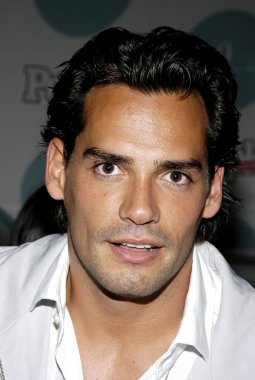 Aktör Cristian de la Fuente 3 yıllık Insanlar en Espanol 's ' 50 en güzel ' gala, nerede dergi bir yıldız-çivili kutlama bazı bugünün sıcak ve en yetenekli Ispanyol celebriti featuring içine en çok satan sorunu dönüşümü geliyor