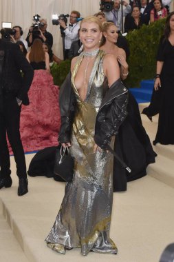 Sofia Richie, Topshop giyiyor