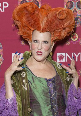 Bette Midler New York Restorasyon Projesi Yıllık Hulaween Gala için gelenler, Waldorf-Astoria, New York, Ny Ekim 28, 2016. Fotoğraf: Lev Radin /Everett Collection