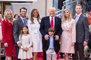 Tiffany Trump, Donald Trump Jr,Kai Maidson Trump, Melania Trump, Donald Trump, Donald Trump III, Ivanka Trump, Eric Trump Nbc Today Show Donald Trump Town Hall için katılım, Rockefeller Plaza, New York, Nisan 21, 2016. Fotoğraf: Stev