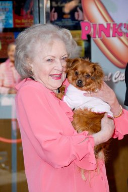 Betty White, efsanevi Pink ' sıcak köpek standı, Universal CityWalk, Los Angeles, CA Nisan 19, 2010 büyük açılışı için kamu görünümünde köpek. Fotoğraf: Sara Cozolino/Everett Collection