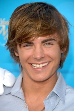 Zac Efro yüksek okul Musical 2 Premiere, Downtown Disneyland, Anaheim, CA, 14 Ağustos 2007 için gelenler. Fotoğraf: Michael Germana/Everett Collection