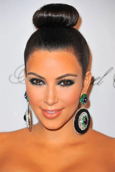 Kim Kardashian Ved Ankomsten Til Angel Ball Benefit Gabrielles Angel - Stock-foto