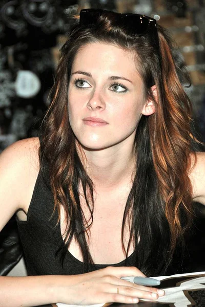 Kristen Stewart Shop Auftritt Für Dämmersterne Besuchen Hot Topics Store — Stockfoto