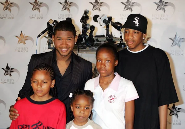 Usher Niños Conferencia Prensa Usher Lanza Organización Benéfica Sin Fines — Foto de Stock