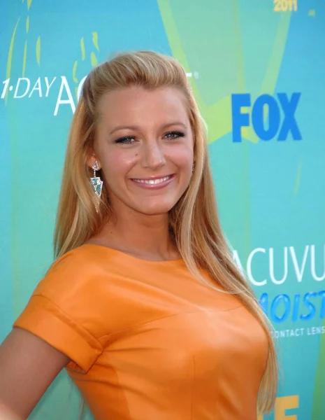 Blake Lively Носит Серьги Лоррейн Шварц Прибытии 2011 Teen Choice — стоковое фото