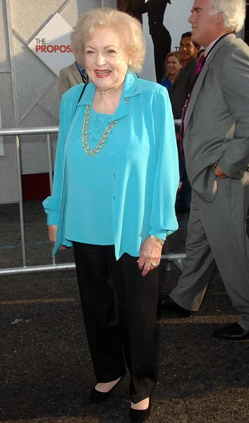 Betty Whiteová Při Příjezdu Premiéry Návrhu Divadla Capitan Los Angeles — Stock fotografie