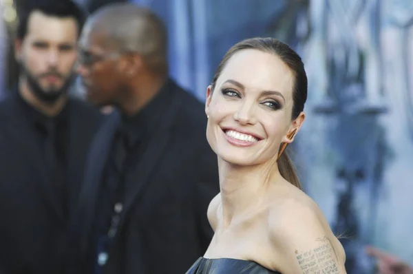 Angelina Jolie Při Příjezdu Malficent Premiere Capitan Theatre Los Angeles — Stock fotografie