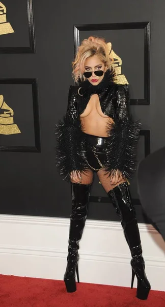 Lady Gaga Vestindo Alex Ulichny Chegadas Para 59Th Annual Grammy — Fotografia de Stock