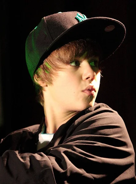 Justin Bieber Public Appearance Justin Bieber Launches Debut Album World — Stock Photo, Image