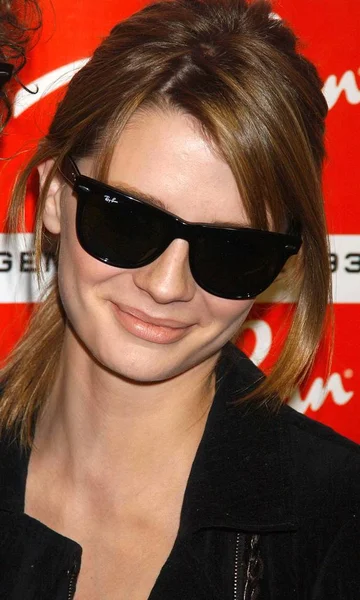 Mischa Barton Las Llegadas Para Ray Ban Wayfarer Sunglasses Photography — Foto de Stock