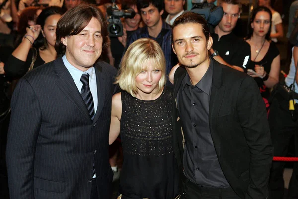 Cameron Crowe Kirsten Dunst Orlando Bloom Bij Aankomsten Voor Elizabethtown — Stockfoto