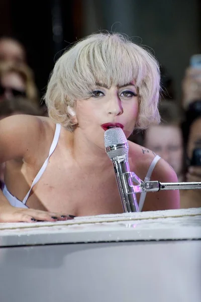Lady Gaga Stage Nbc Today Show Concert Lady Gaga Rockefeller — Stock Photo, Image
