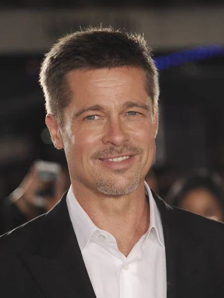 Brad Pitt Las Llegadas Para Allied Red Carpet Fan Event — Foto de Stock