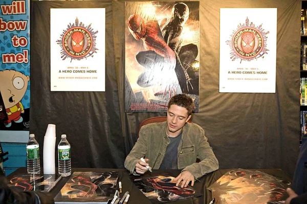 Topher Grace Tienda Para Spider Man Week Comic Book Signing — Foto de Stock