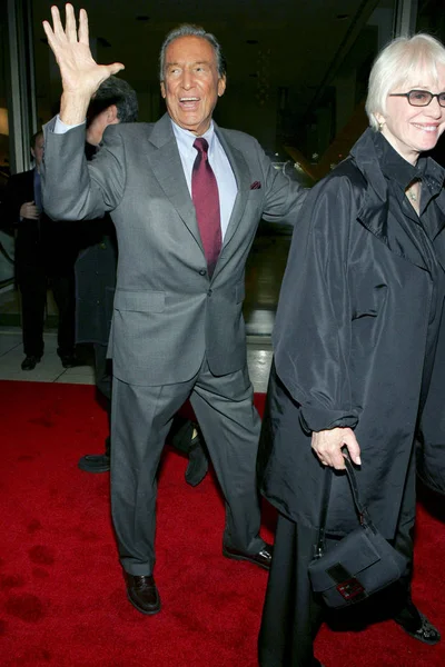 迈克华莱士 嘉宾在抵达晚安 和好运纽约电影节首映 艾弗里 费舍尔厅林肯中心在林肯中心 2005年9月23日 照片来源 Gregorio Binuya Getty — 图库照片