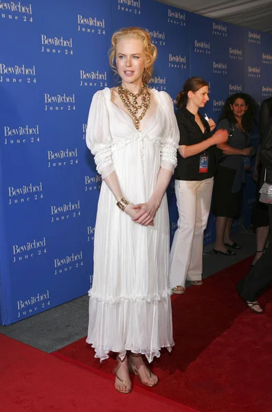 Nicole Kidman Vestindo Vestido Yves Saint Laurent Chegadas Para Bewitched — Fotografia de Stock