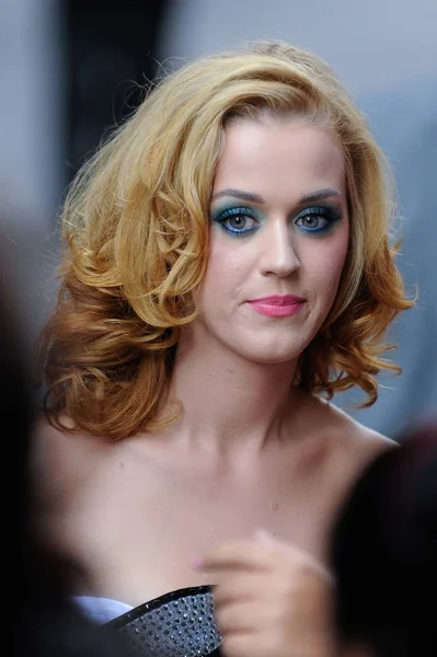 Katy Perry Enters Ziegfeld Theatre Premiere Smurfs Out Celebrity Candids — стоковое фото