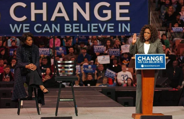 Michelle Obama Oprah Winfrey Asistiendo Mitin Campaña Barack Obama Para Imagen de stock