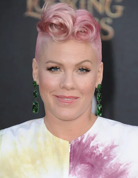 Alecia Beth Moore Pink Vid Ankomster För Alice Genom Looking Stockfoto