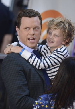 Willie Geist, oğlu George William Geist Nbc Today Show konseri için Darius Rucker, Rockefeller Plaza, New York, Ny August 28, 2015 ile sahnede. Fotoğraf: Derek Storm / Everett Koleksiyonu