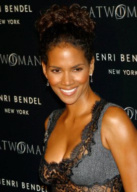 Henri Bendel ve Warner Brothers Purr-fect Catwoman etkinliğinde Halle Berry, New York, 21 Temmuz 2004 (fotoğraf: David Blackman/Everett Collection)